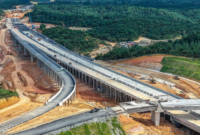 Proyek pembangunan jalan tol Trans Sumatra, salah satu infrastruktur yang mendapatkan dukungan dana tambahan Rp74 triliun dari pemerintah Indonesia.
(Foto: Radar Situbondo)
