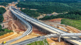 Proyek pembangunan jalan tol Trans Sumatra, salah satu infrastruktur yang mendapatkan dukungan dana tambahan Rp74 triliun dari pemerintah Indonesia.
(Foto: Radar Situbondo)
