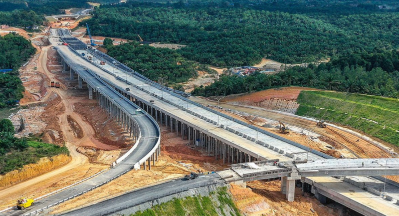 Proyek pembangunan jalan tol Trans Sumatra, salah satu infrastruktur yang mendapatkan dukungan dana tambahan Rp74 triliun dari pemerintah Indonesia.
(Foto: Radar Situbondo)

