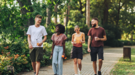 Sekelompok orang berjalan kaki santai di taman sebagai bagian dari aktivitas menjaga kesehatan jantung.
(Foto: Pexels)