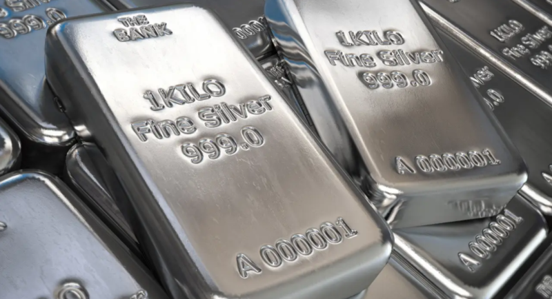 Harga perak melonjak dan menarik minat investor di pasar logam mulia.