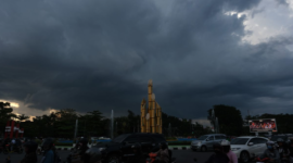 Awan gelap menyelimuti wilayah Sumatera Selatan seiring potensi hujan dan petir pada Sabtu, 17 Januari 2026.
(Foto: ANTARA FOTO)