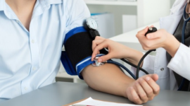 Petugas kesehatan melakukan pemeriksaan tekanan darah sebagai langkah deteksi dini hipertensi pada usia produktif.
(Foto: Alomedika)