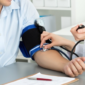 Petugas kesehatan melakukan pemeriksaan tekanan darah sebagai langkah deteksi dini hipertensi pada usia produktif.
(Foto: Alomedika)