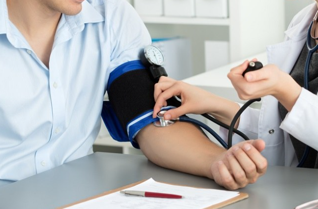 Petugas kesehatan melakukan pemeriksaan tekanan darah sebagai langkah deteksi dini hipertensi pada usia produktif.
(Foto: Alomedika)