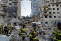 Ilustratif dari kejadian serangan sebelumnya di Kyiv, memperlihatkan respon tim darurat terhadap bangunan rusak setelah serangan.
(Foto: Reuters)