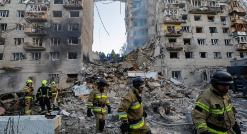 Ilustratif dari kejadian serangan sebelumnya di Kyiv, memperlihatkan respon tim darurat terhadap bangunan rusak setelah serangan.
(Foto: Reuters)