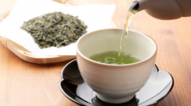 Teh hijau kaya antioksidan yang dapat membantu menjaga kesehatan jantung dan menurunkan risiko penyakit kardiovaskular.
Foto: Getty Images