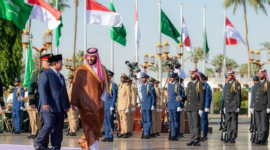 Presiden Indonesia dan Putra Mahkota Arab Saudi dalam pertemuan bilateral menghasilkan kesepakatan investasi USD 27 miliar di sektor kesehatan dan ekonomi 2026.
(Credit Image: Al Arabiya)