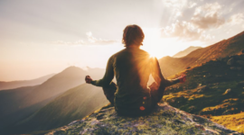 Praktik meditasi di alam terbuka dapat membantu menenangkan pikiran dan meningkatkan kesehatan mental.
(Foto: iStock)