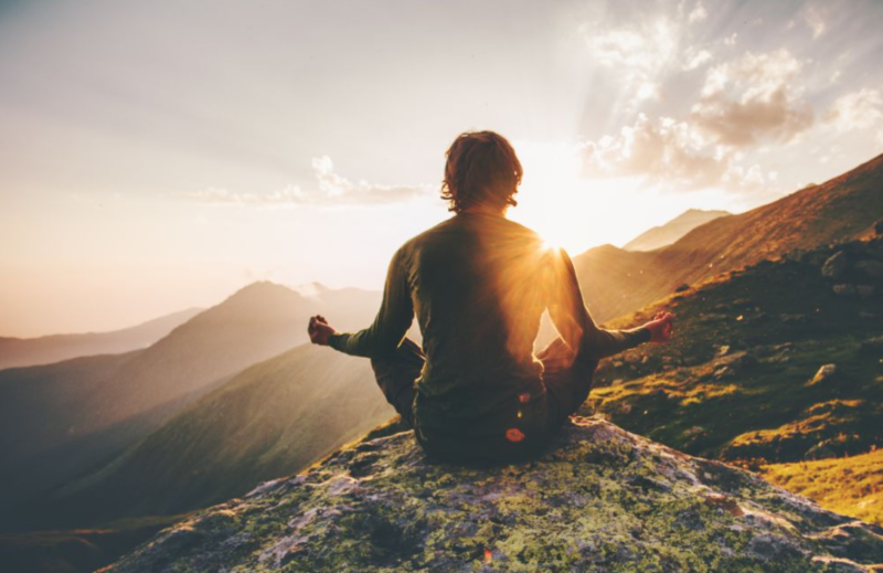 Praktik meditasi di alam terbuka dapat membantu menenangkan pikiran dan meningkatkan kesehatan mental.
(Foto: iStock)