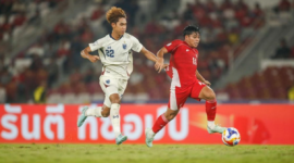 Para pemain Timnas Indonesia U‑23 beraksi dalam pertandingan melawan Thailand pada kualifikasi Piala Asia U‑23 2026, menunjukkan determinasi dan semangat juang,
(Foto: DetikSport / ANTARA FOTO)