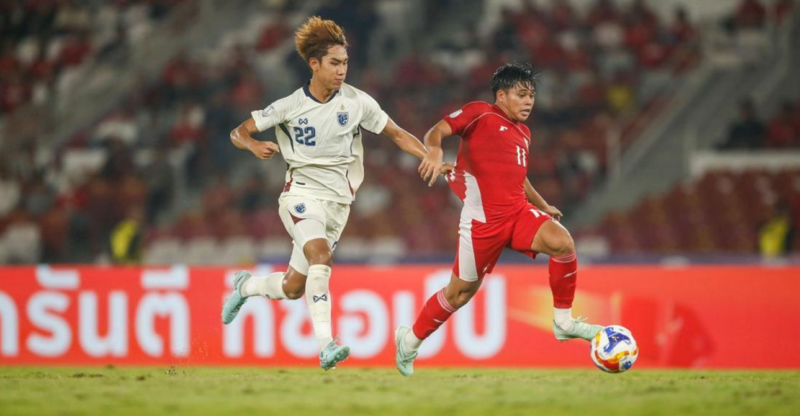 Para pemain Timnas Indonesia U‑23 beraksi dalam pertandingan melawan Thailand pada kualifikasi Piala Asia U‑23 2026, menunjukkan determinasi dan semangat juang,
(Foto: DetikSport / ANTARA FOTO)