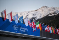 Bendera negara-negara peserta terpasang di lokasi World Economic Forum Annual Meeting Davos 2026 di Swiss.
(Foto: Kompas.id)