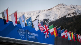 Bendera negara-negara peserta terpasang di lokasi World Economic Forum Annual Meeting Davos 2026 di Swiss.
(Foto: Kompas.id)
