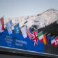 Bendera negara-negara peserta terpasang di lokasi World Economic Forum Annual Meeting Davos 2026 di Swiss.
(Foto: Kompas.id)