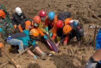 Tim SAR mengevakuasi korban longsor di Bandung Barat. (Foto/Istimewa)