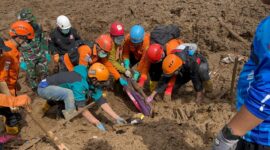 Tim SAR mengevakuasi korban longsor di Bandung Barat. (Foto/Istimewa)