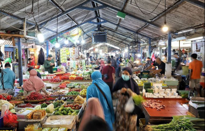 Masyarakat berbelanja kebutuhan pokok di pasar tradisional Jambi di tengah upaya pemerintah daerah menekan harga pangan melalui operasi pasar.
(Foto: Pikiran Rakyat)