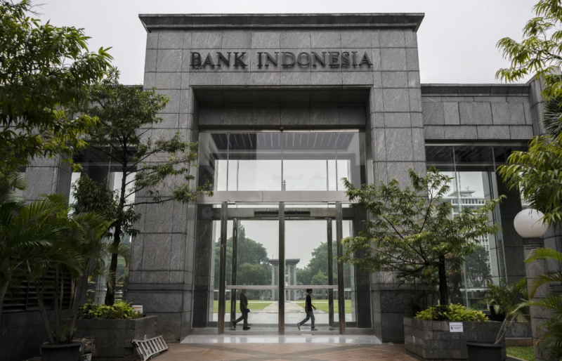 Pintu masuk Bank Indonesia di Jakarta — keputusan suku bunga acuan BI menjadi fokus utama kebijakan ekonomi nasional.
(Sumber / Credit: Bank Indonesia)