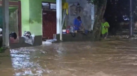 Air bah akibat melupnya sungai Plumbon, Semarang yang menggenangi sejumlah wilayah di Semarang Barat, Jawa Tengah. (Foto: Dickri Tifani Badi/INDORAYA)