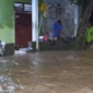 Air bah akibat melupnya sungai Plumbon, Semarang yang menggenangi sejumlah wilayah di Semarang Barat, Jawa Tengah. (Foto: Dickri Tifani Badi/INDORAYA)