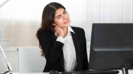 Karyawan bekerja di depan laptop dalam waktu lama di ruang kantor