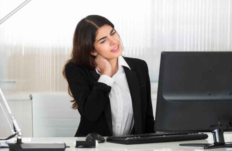 Karyawan bekerja di depan laptop dalam waktu lama di ruang kantor