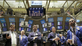 Trader di Wall Street memantau indeks saham yang menguat pada pembukaan perdagangan.|
(Photo source: Quartz)