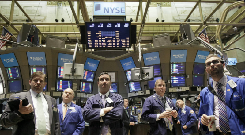 Trader di Wall Street memantau indeks saham yang menguat pada pembukaan perdagangan.|
(Photo source: Quartz)