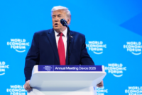 Presiden Amerika Serikat Donald Trump berbicara di World Economic Forum (WEF) Davos terkait pembatalan rencana tarif terhadap negara-negara Eropa dan isu Greenland.
(Foto: Getty Images)