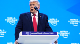 Presiden Amerika Serikat Donald Trump berbicara di World Economic Forum (WEF) Davos terkait pembatalan rencana tarif terhadap negara-negara Eropa dan isu Greenland.
(Foto: Getty Images)