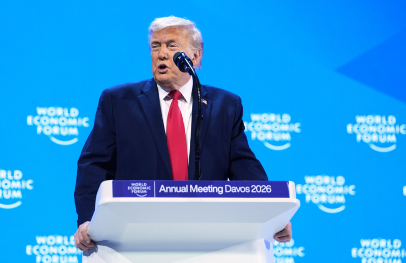 Presiden Amerika Serikat Donald Trump berbicara di World Economic Forum (WEF) Davos terkait pembatalan rencana tarif terhadap negara-negara Eropa dan isu Greenland.
(Foto: Getty Images)