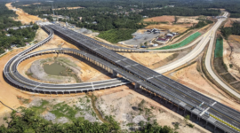 Proyek pembangunan infrastruktur jalan di pulau terluar Indonesia bertujuan untuk mempercepat akses transportasi dan mendorong pertumbuhan ekonomi masyarakat.
(Foto: ANTARA FOTO / Kementerian PUPR)