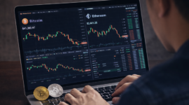 Seorang investor memantau pergerakan harga Bitcoin dan Ethereum di laptop, menampilkan volatilitas pasar crypto pada 27 Januari 2026.