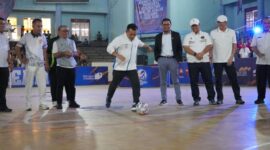 Tendangan pertama dari Gubernur Al Haris menandakan dimulainya turnamen futsal Gubernur Cup 2026.
(Sumber Foto: imcnews.id)