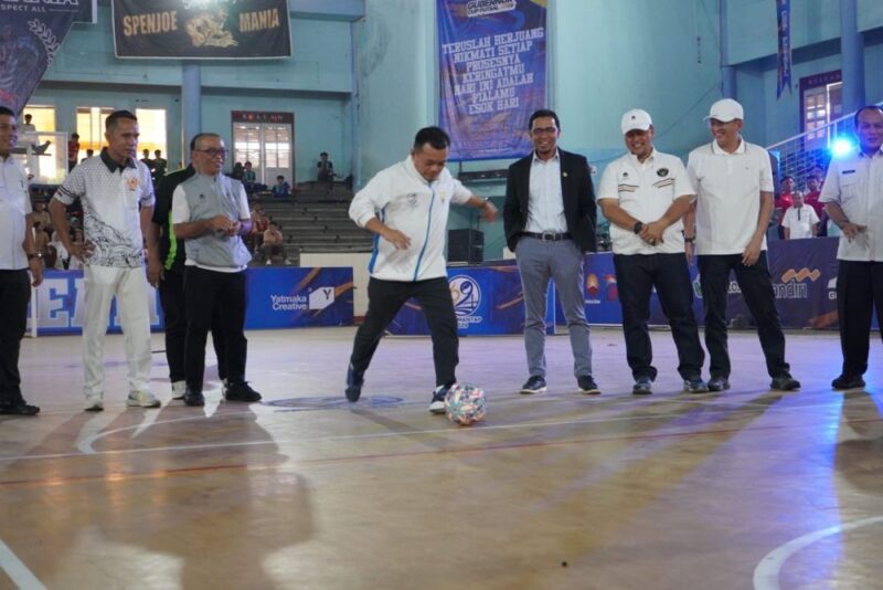 Tendangan pertama dari Gubernur Al Haris menandakan dimulainya turnamen futsal Gubernur Cup 2026.
(Sumber Foto: imcnews.id)
