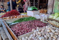 Cabai dan bawang dijual di pasar tradisional seiring kenaikan harga jelang akhir pekan.
(Foto: ANTARA)