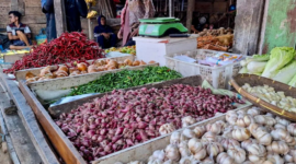 Cabai dan bawang dijual di pasar tradisional seiring kenaikan harga jelang akhir pekan.
(Foto: ANTARA)
