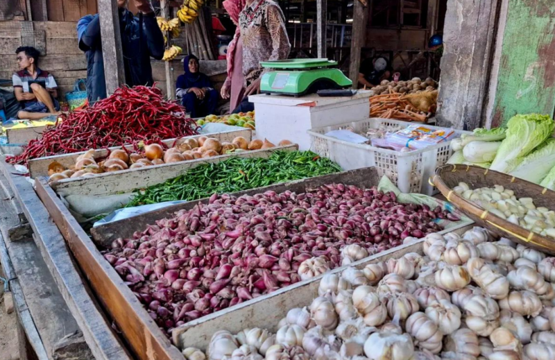 Cabai dan bawang dijual di pasar tradisional seiring kenaikan harga jelang akhir pekan.
(Foto: ANTARA)