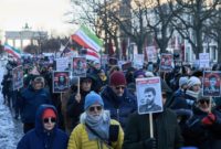 Sejumlah warga Iran menggelar aksi protes di tengah meningkatnya ketegangan politik nasional yang mendorong pemerintah menutup wilayah udara sementara.
(Foto: AP Photo / Ebrahim Noroozi)