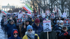 Sejumlah warga Iran menggelar aksi protes di tengah meningkatnya ketegangan politik nasional yang mendorong pemerintah menutup wilayah udara sementara.
(Foto: AP Photo / Ebrahim Noroozi)