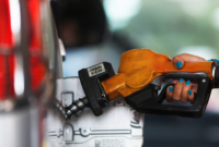 Aktivitas pengisian bahan bakar di SPBU sebagai bagian dari penerapan mandat biodiesel B50 di Indonesia.
(Credit: Reuters)