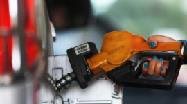 Aktivitas pengisian bahan bakar di SPBU sebagai bagian dari penerapan mandat biodiesel B50 di Indonesia.
(Credit: Reuters)