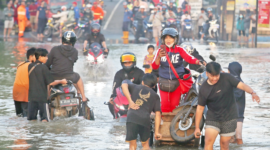 Warga dievakuasi di daerah terdampak banjir, menggambarkan kesiapsiagaan masyarakat menghadapi bencana musim hujan.