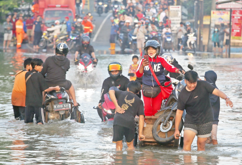 Warga dievakuasi di daerah terdampak banjir, menggambarkan kesiapsiagaan masyarakat menghadapi bencana musim hujan.