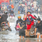 Warga dievakuasi di daerah terdampak banjir, menggambarkan kesiapsiagaan masyarakat menghadapi bencana musim hujan.