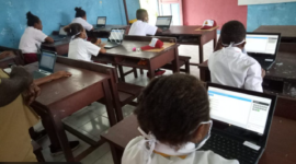 Siswa mengikuti kegiatan belajar mengajar dengan menggunakan laptop sebagai bagian dari program digitalisasi sekolah nasional.
(Foto: pendidikan.id)