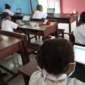 Siswa mengikuti kegiatan belajar mengajar dengan menggunakan laptop sebagai bagian dari program digitalisasi sekolah nasional.
(Foto: pendidikan.id)