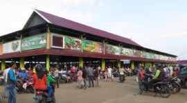 Aktivitas jual beli di Pasar Angso Duo, Kota Jambi, yang menjadi fokus pengawasan kebersihan oleh Pemerintah Kota Jambi.
(Foto: SR28 Jambi News)